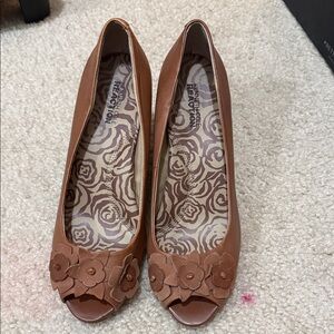 Kenneth Cole Tan Floral Peep-Toe Heels